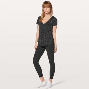Lululemon Love Tee V splatter Dye Black‎ Womens Size 8-10